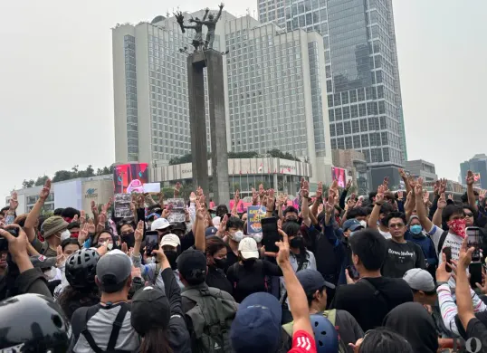 Ribuan demonstran berada di Bundaran HI, Jakarta Pusat, untuk menyuarakan aspirasi pemerintahan Prabowo-Gibran, Rabu, 28 Oktober 2026. (Sumber: Poskota/Syifa Putri)