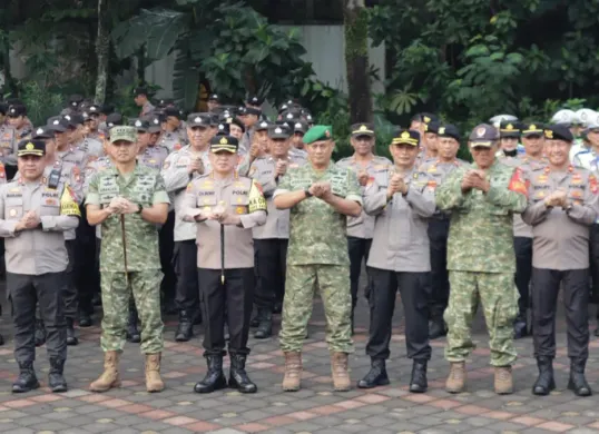Kapolres Metro Depok Kombes Christian Rony Putra bersama Dandim 0508/Depok Kolonel Inf Ginanjar bersama anggota mengamankan aksi unjuk rasa. (Sumber: Polres Metro Depok)