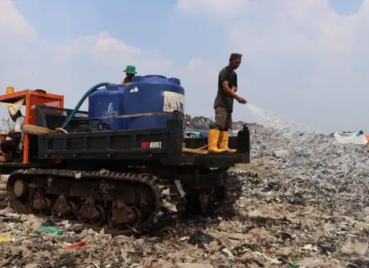 Petugas DLH melakukan penyiraman landfill di Kawasan TPA Rawa Kucing, Kecamatan Neglasari, Kota Tangerang, Provinsi Banten. Kamis (2/7/26). (Sumber: Kominfo Kota Tangerang)