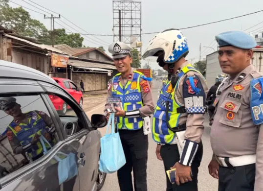 Anggota Satlantas Polresta Tangerang saat memberikan imbauan kepada pengguna jalan. (Sumber: Istimewa)