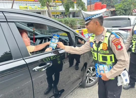 Sat Lantas Bandara Soekarno-Hatta melakukan sosialisasi, imbauan dan memberikan brosur kepada masyarakat pengguna jalan di sekitaran wilayah hukum Bandara Soekarno-Hatta, Selasa (27/10/2026). (Sumber: Dok. X/@TMCPoldaMetro)