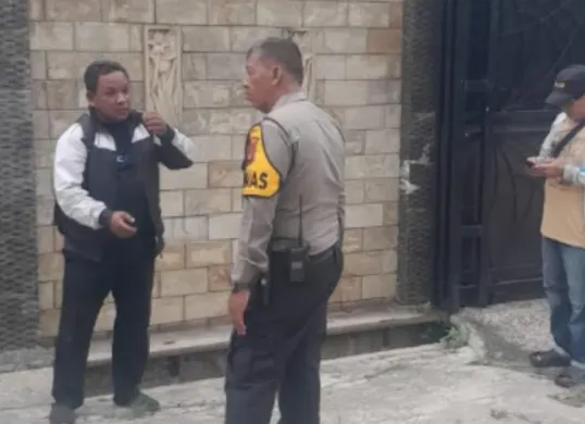Polisi melakukan cek TKP dan meminta keterangan saksi. (Sumber: Polsek Sukmajaya)