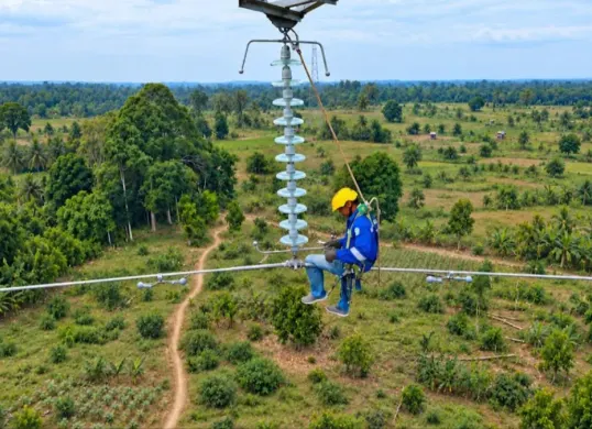 Petugas PLN saat melakukan pemeliharaan kelistrikan pada SUTT 150 kV Sarolangun-Muara Rupit untuk meningkatkan keandalan pasokan listrik bagi masyarakat. (Sumber: Dok. PLN)