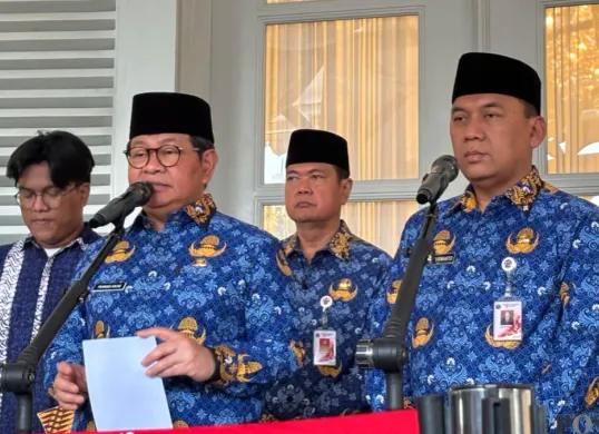 Gubernur DKI, Pramono Anung (kiri) usai melaksanakan upacara memperingati Hari Sumpah Pemuda, Rabu 28 Oktober 2026. (Sumber: Poskota/Syifa)