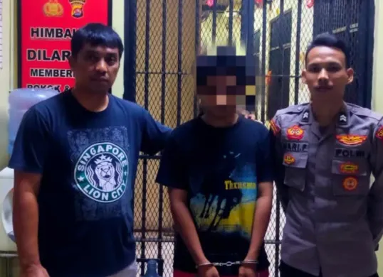 Tersangka TA sebelum dijebloskan ke penjara rutan Polres Serang atas dugaan peredaran tembakau sintetis. (Sumber: Polres Serang)