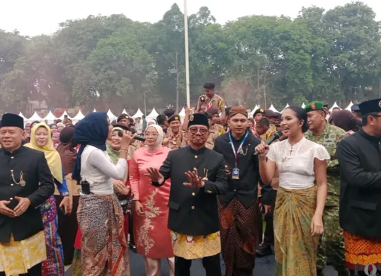 Wali Kota Tangerang, Sachrudin bersama sejumlah tamu undangan dan peserta menari bersama usai pelaksanaan Apel 2.000 Pemuda dalam rangka memperingati Hari Sumpah Pemuda di Alun-Alun Tangerang, Rabu (28/10/2026). (Sumber: Poskota/ Rizki Gojali)
