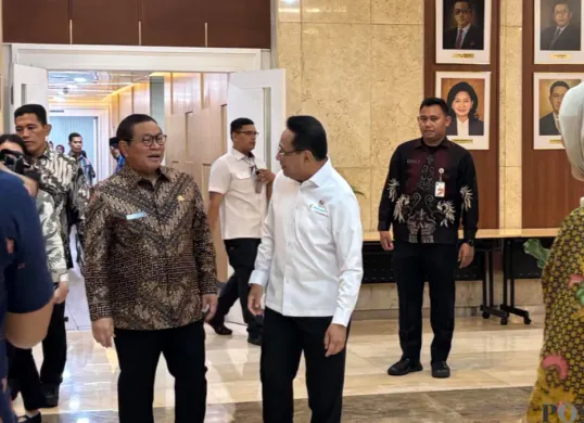 Potret Gubernur DKI Jakarta, Pramono Anung (kiri) bersama Wakil Menteri Kesehatan, dr. Benyamin Paulus Octavianus (kanan) di Balai Kota DKI Jakarta. (Sumber: Poskota/ Syifa)