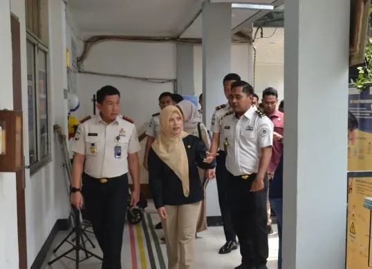 Kepala Lapas Kelas IIA Salemba, Amico Balalembang, menerima kunjungan Tim Ombudsman RI untuk meninjau pelayanan publik dan mendorong peningkatan kualitas layanan bagi masyarakat serta warga binaan. (Sumber: Istimewa)