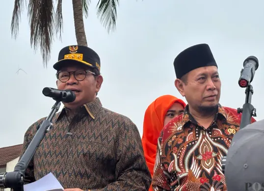 Gubernur Jakarta, Pramono Anung saat meninjau Kali Mampang, Jakarta Selatan, Kamis, 29 Oktober 2026. (Sumber: Poskota/Syifa Putri)