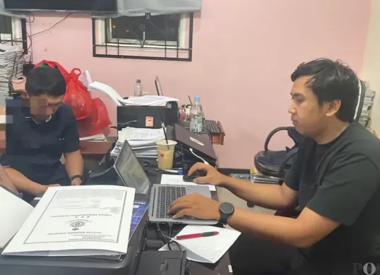 Penyidik PPA Satreskrim Polres Metro Depok memeriksa  pelaku nenek yang membakar cucunya hingga alami luka bakar kritis. (Sumber: Poskota/Angga)