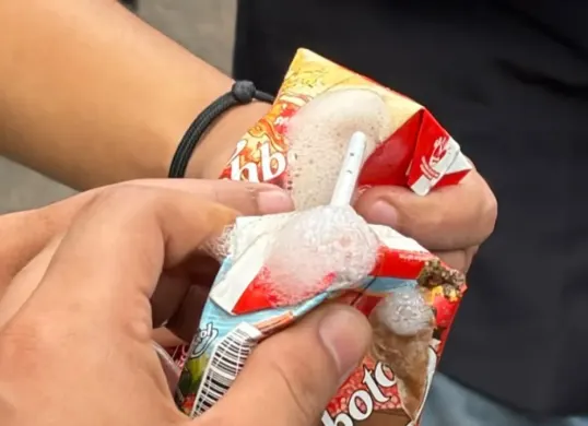 Viral Teh Botol Sosro yang ditemukan massa aksi saat demo 28 Oktober 2026 diduga berisi sabun. (Sumber: Threads/@bluereuv)