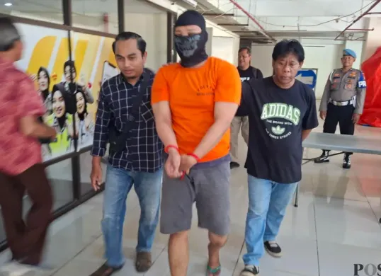 Polisi giring pelaku jambret mahasiswi UI di Kukusan Beji, Kota Depok. (Sumber: Poskota/Angga)