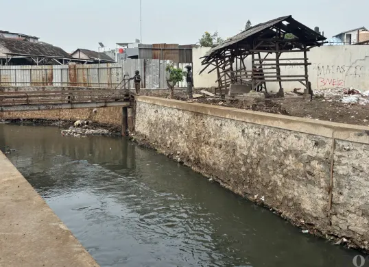 Kali Mampang, Segmen Poncol, Jakarta Selatan, dinormalisasi. (Sumber: Poskota/Syifa Putri)