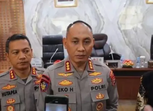 Dirpolairud Polda Banten Kombes Pol Eko Hartanto didampingi Kabidhumas Kombes Pol Maruli Ahiles Hutapea memberikan keterangan perkembangan kasus terbakarnya KM Batu Mandi. (Sumber: Polda Banten)
