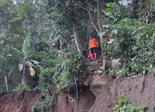 Petugas BPBD Bandung Barat melakukan asesment di lokasi longsor, Kecamatan Cisarua, Kamis 29 Oktober 2026. (Sumber: Poskota/Gatot Poedji Utomo)
