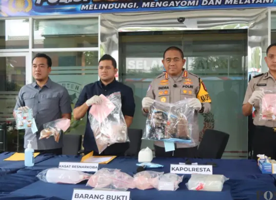 Konferensi pers ungkap kasus penggerebekan tiga lokasi narkotika tembakau sintetis di Tangerang. (Sumber: Poskota/Veronica)