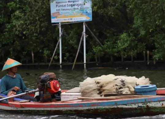Nelayan bersiap menangkap ikan di perairan pesisir utara Kabupaten Bekasi. (Sumber: bekasikab.go.id)