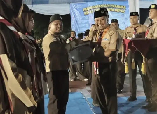 Wali Kota Depok, Supian Suri menyerahkan piagam penghargaan kepada siswa peraih juara 1 Lomba Getol Pramuka Kota Depok 2026, Rabu, 28 Oktober 2026. (Sumber: Dok. Istimewa)