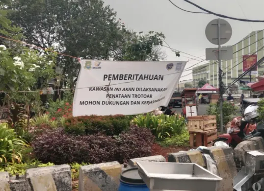 Spanduk pemberitahuan penataan trotoar di kawasan Jalan Kiasnawi Stasiun Tangerang, Kota Tangerang, Kamis, 29 Oktober 2026. (Sumber: Poskota/Rizki Gojali)