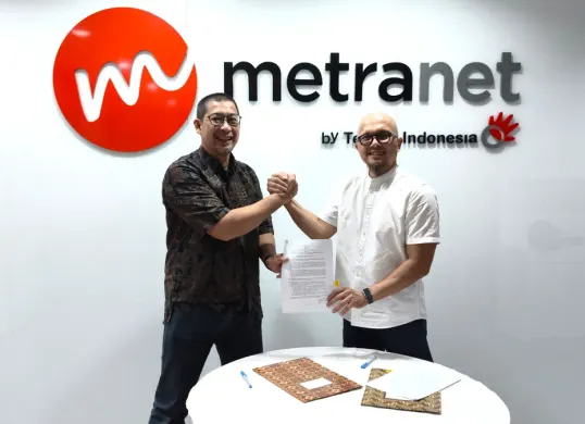 Direktur Bisnis Metranet Faisal Yusuf (kiri) dan Direktur Utama Jayantara Rakhmat Farunuddin (kanan) menandatangani MoU di Jakarta beberapa waktu lalu. (Sumber: Dok. Telkom)