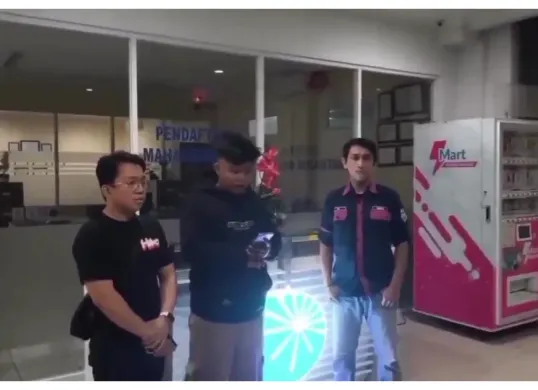Sosok Bayu Setiadi yang viral setelah mengaku mahasiswa PSI saat mengenakan almamater Undira dalam acara deklarasi Sumpah Pemuda di Bundaran HI. (Sumber: Instagram/@bem_undira)