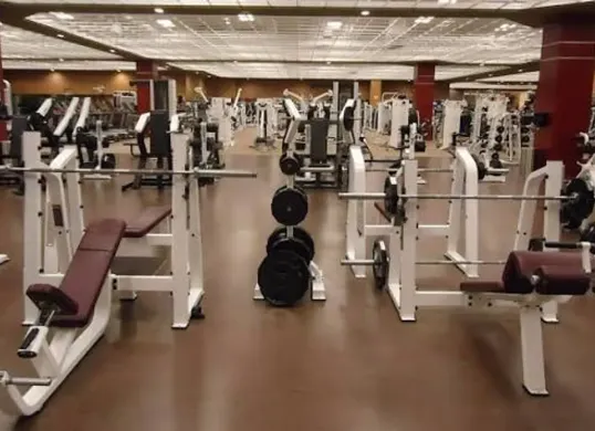 Sejumlah tempat gym di Jakarta Timur menyediakan fasilitas latihan kardio dan angkat beban untuk mendukung rutinitas kebugaran masyarakat. (Sumber: Wikimedia Commons)