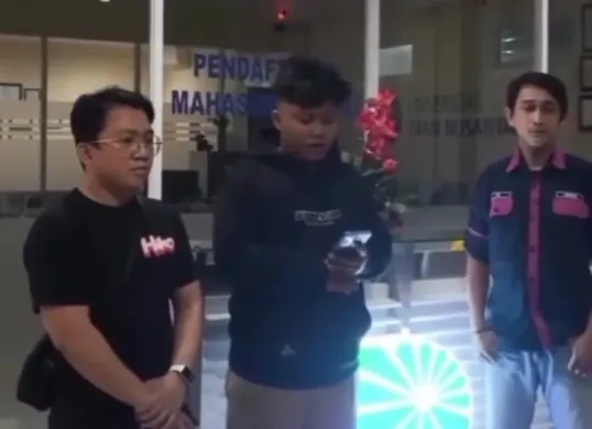 Bayu Setiadi mengaku mendapatkan bayaran untuk menjadi mahasiswa yang hadir di acara Deklarasi Sumpah Pemuda. (Sumber: Instagram/@bem_undira)