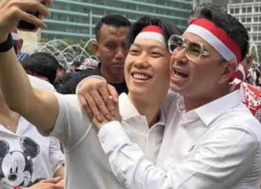 Kreator konten Willie Salim saat hadir di aksi Sumpah Pemuda pada 29 Oktober 2026 di Bundaran HI bersama Raffi Ahmad. (Sumber: Instagram/@willie27_)