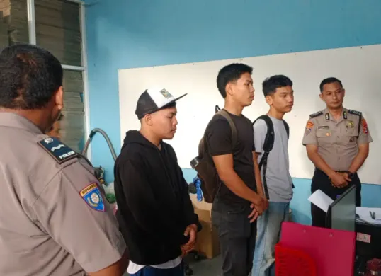 Anggota Satbinmas Polresta Tangerang bersama LPK Gyokai saat mengantarkan calon pekerja. (Sumber: istimewa)