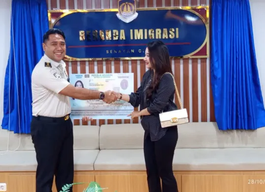 Kepala Kantor Imigrasi Kelas I Non TPI Jakarta Pusat, Bismo Surono, menjelaskan layanan paspor polikarbonat di Beranda Imigrasi Senayan City yang dapat diselesaikan dalam satu hari. (Sumber: Istimewa)