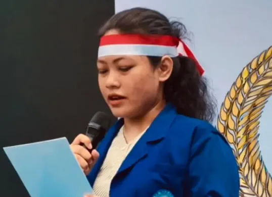 Sosok Sari Putri yang viral karena hadiri aksi Deklarasi Sumpah Pemuda di Bundaran HI 29 Oktober 2026. (Sumber: Threads)