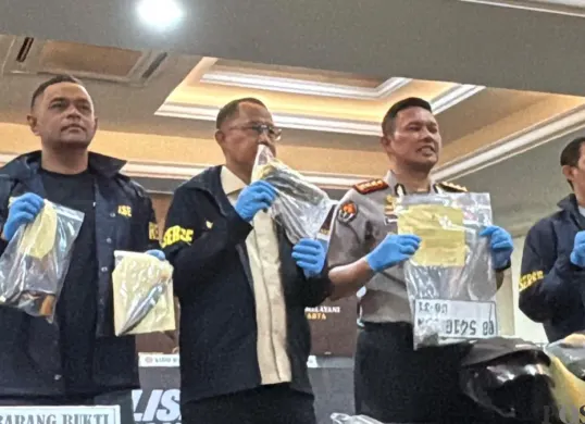 Polda Metro Jaya menggelar konferensi pers terkait kasus penembakan dan pengeroyokan di dekat Kampung Ambon, Jakarta Barat. (Sumber: Poskota/Ali Mansur)
