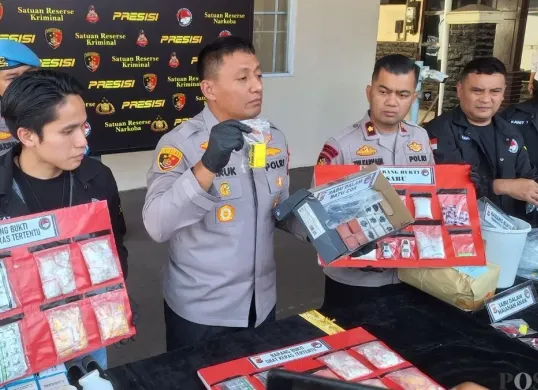 Pengungkapan kasus peredaran dan penyalahgunaan narkotika di Mako Polres Cimahi, Selasa, 1 September 2026. (Sumber: Poskota/Gatot Poedji Utomo)