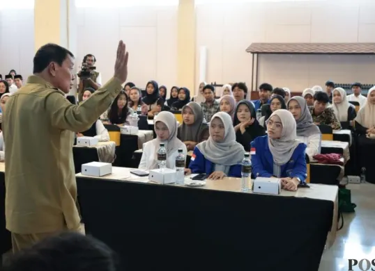 Bupati Tangerang, Maesyal Rasyid memberikan pembekalan kepada mahasiswa penerima beasiswa. (Sumber: Poskota/Veronica Prasetio)