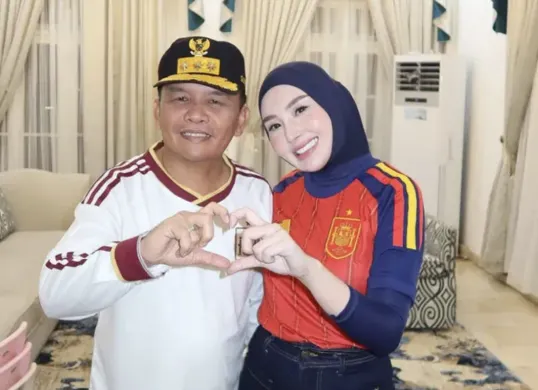 Agustiar Sabran dan Thisia Halijam menjadi perhatian publik setelah rumor mengenai hubungan masa lalu Thisia dengan anak Agustiar kembali beredar di media sosial. (Sumber: Instagram/@thisia.halijam)