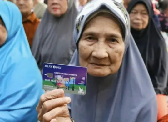 Penyaluran Bansos PKD DKI Jakarta mencakup Kartu Anak Jakarta (KAJ), Kartu Lansia Jakarta (KLJ), dan Kartu Penyandang Disabilitas Jakarta (KPDJ) bagi warga yang memenuhi kriteria. (Sumber: jakarta.go.id)
