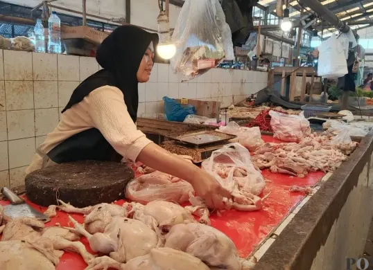 Aktivitas jual beli di pasar tradisional Ciseeng, Kabupaten Bogor, Jawa Barat, Selasa, 1 September 2026. (Sumber: Poskota/Ali Mansur)