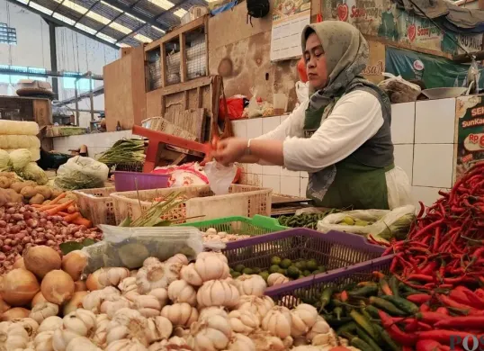 Aktivitas pedagang pasar tradisional Ciseeng, Kabupaten Bogor, Jawa Barat, Selasa, 1 September 2026. (Sumber: Poskota/Ali Mansur)