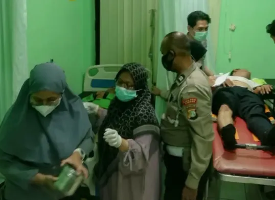 Korban luka-luka kecelakaan motor di Cinere, Depok saat menjalani perawatan di IGD Puskesmas. (Sumber: Polsek Cinere)