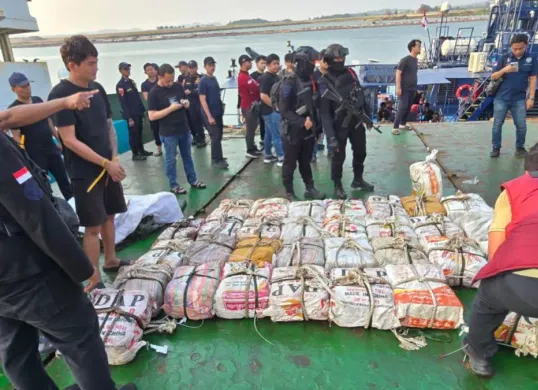 Badan Narkotika Nasional (BNN) mengungkap penyelundupan sekitar 800 kilogram ketamine hydrochloride (Ketamine HCl) di perairan Natuna Utara, Kepulauan Riau. (Sumber: BNN)