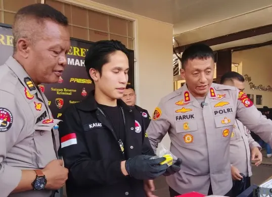 Polres Cimahi melaksanakan ungkap kasus peredaran narkotika di Mako Polres Cimahi, Jalan Amir Machmud, Selasa, 1 September 2026. (Sumber: Poskota/Gatot Poedji Utomo)