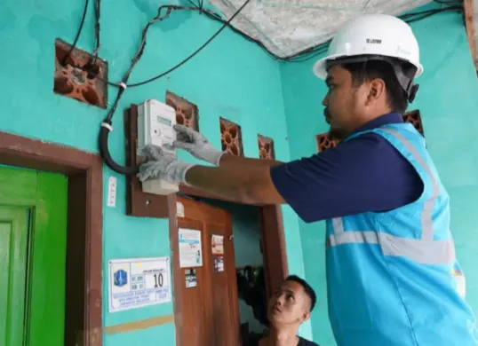 Petugas PLN sedang melakukan pemasangan kWh Meter di rumah pelanggan. (Sumber: PLN UID Jakarta Raya)