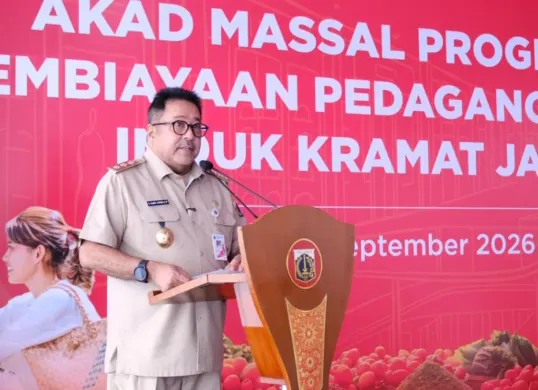 Wagub DKI Jakarta, Rano Karno menyaksikan penandatanganan Akad Kredit Massal Bank Jakarta bagi 100 orang pedagang di Pasar Induk Kramat Jati, Jalan Raya Bogor, Kelurahan Rambutan, Ciracas, Jakarta Timur. (Sumber: Bank Jakarta)