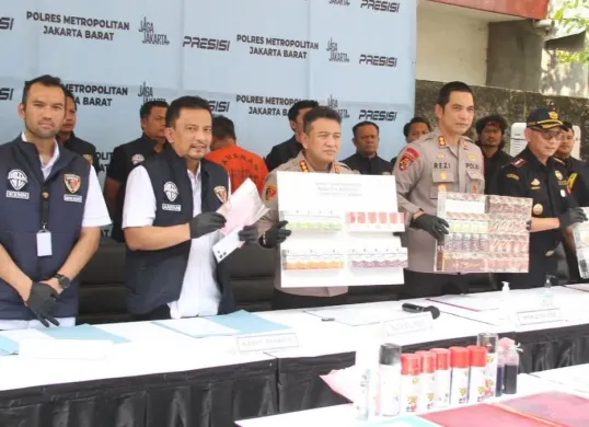 Polres Metro Jakbar mengungkap praktik produksi dan peredaran rokok ilegal di kawasan pergudangan Miami, Jalan Kayu Besar, Kalideres, Jakbar. (Sumber: Dok. Istimewa)