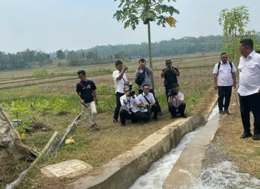 Gubernur Banten bersama jajarannya saat meresmikan pembangunan irigasi di Desa Tegal, Kecamatan Cikedal, Kabupaten Pandeglang. (Sumber: Dok. Istimewa)