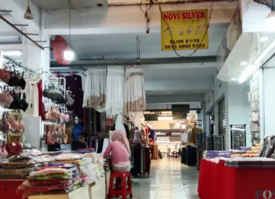 Kondisi lantai dua Pasar Gudang Tigaraksa terlihat sepi pengunjung. (Sumber: Pos Kota/ Veronica)