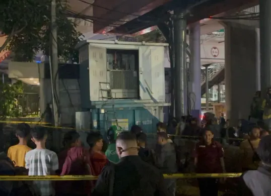 Warga Pancoran, Jakarta Selatan digegerkan dengan penemuan jasad seorang pria tanpa identitas di dalam gardu listrik yang berada di samping Stasiun LRT, Selasa, 1 September 2026 malam. (Sumber: Istimewa)