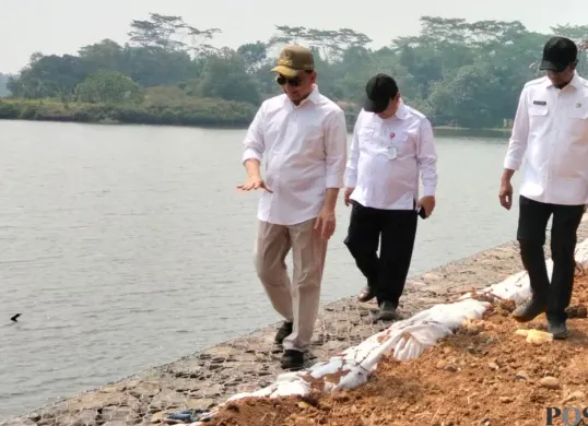 Wakil Gubernur Banten, Achmad Diyamti Natakusumah meninjau penataan Situ Cikedal, Kabupaten Pandeglang, Rabu, 2 September 2026. (Sumber: Poskota/Samsul Fatoni)