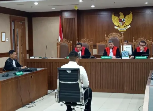 Terdakwa Bangun Paulus Tudungta mengikuti persidangan di Pengadilan Negeri Jakarta Pusat, Rabu (02/08/2026). Majelis hakim menolak eksepsi yang diajukan dan memerintahkan sidang dilanjutkan ke pokok perkara. (Sumber: Istimewa)