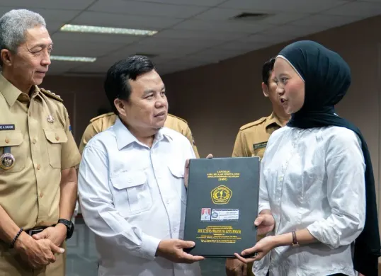 Penyerahan ijazah kepada lulusan sekolah menengah atas se-Kota Bogor di Ruang Serbaguna Pemkot Bogor, Senin, 31 Agustus 2026. (Sumber: Dok. Istimewa)